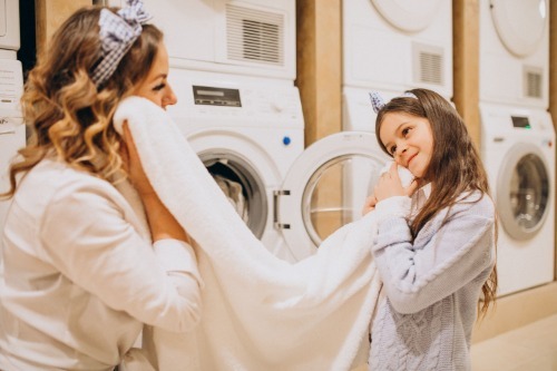 mat-s-docer-u-stiraet-v-pracecnoi-samoobsluzivania